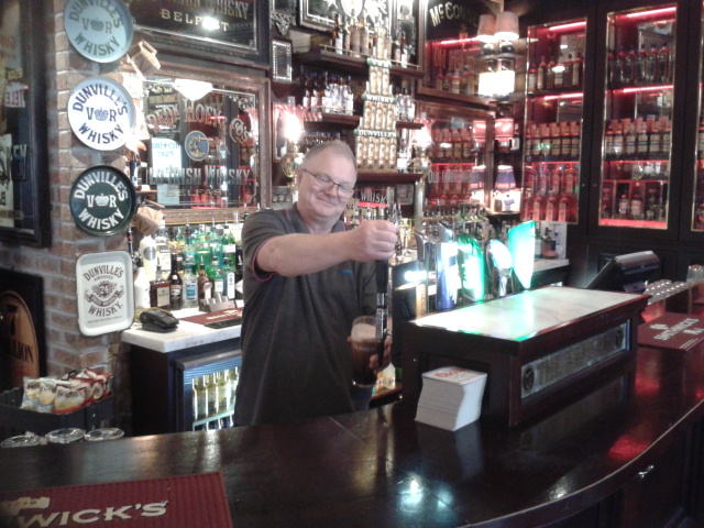jd pulling a pint in the harp bar 13.08.2016